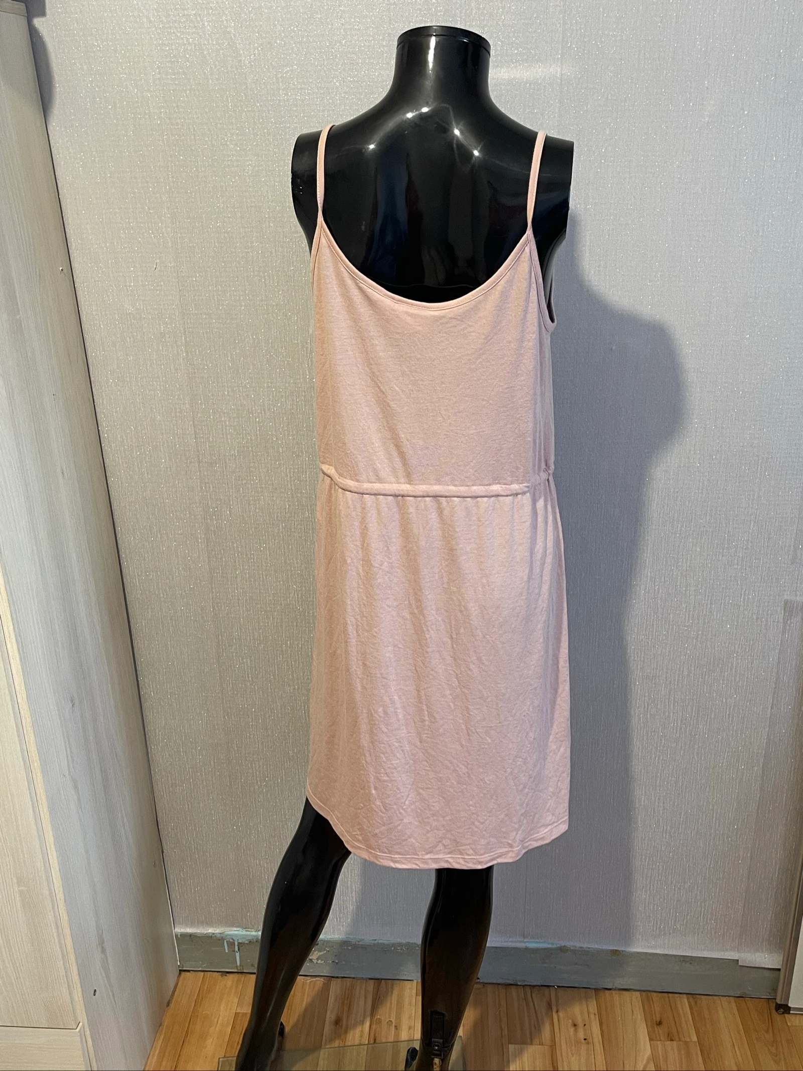Hermoso vestido con tirantes rosa talla M 65% poliéster y 35% viscosa – photo 3